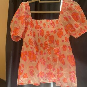 Beautiful floral Vineyard Vines blouse. Can be worn off the shoulder or up